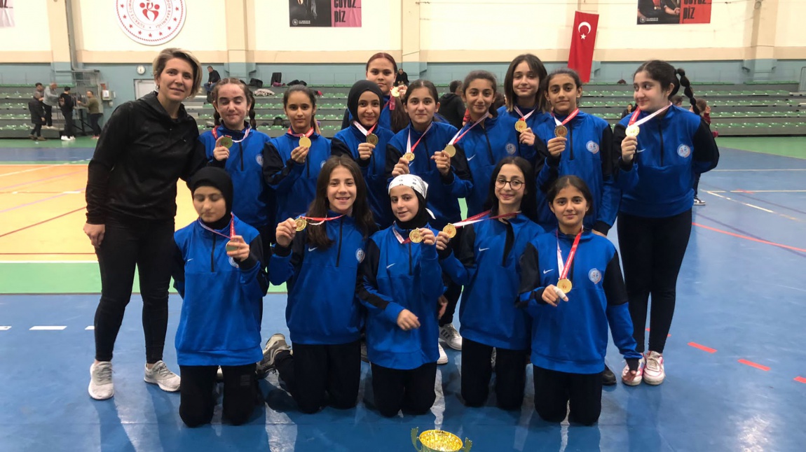 Yıldız Kızlar Hentbol Takımımız Bursa 1.si. Atıcılar Spor Salonunda Yapılan törenle Madalyalarını aldılar.